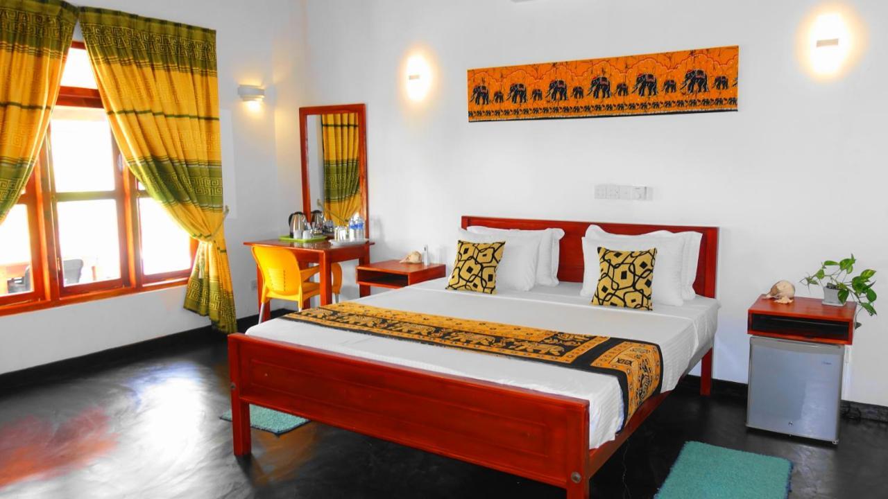 Regina Beach Bungalow Trincomalee Bagian luar foto