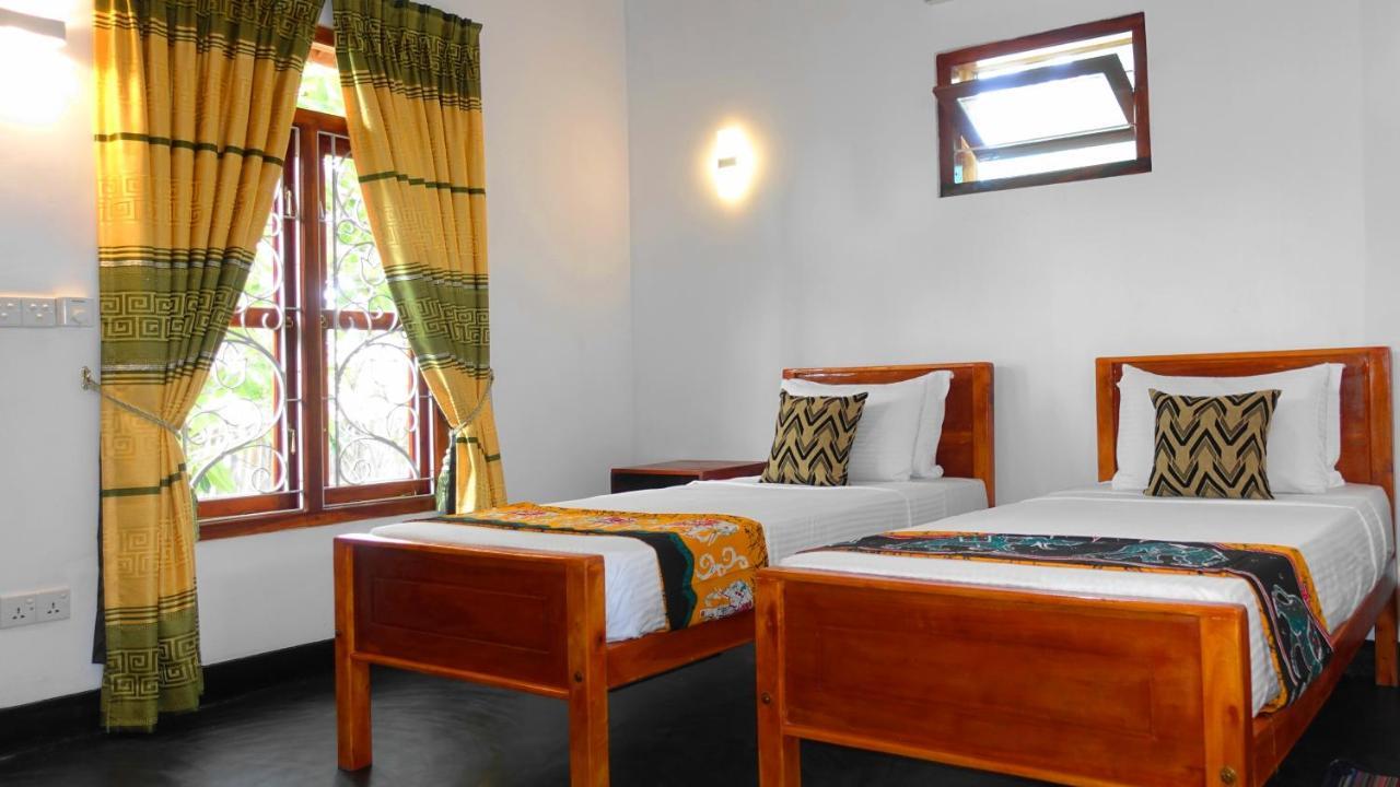 Regina Beach Bungalow Trincomalee Bagian luar foto