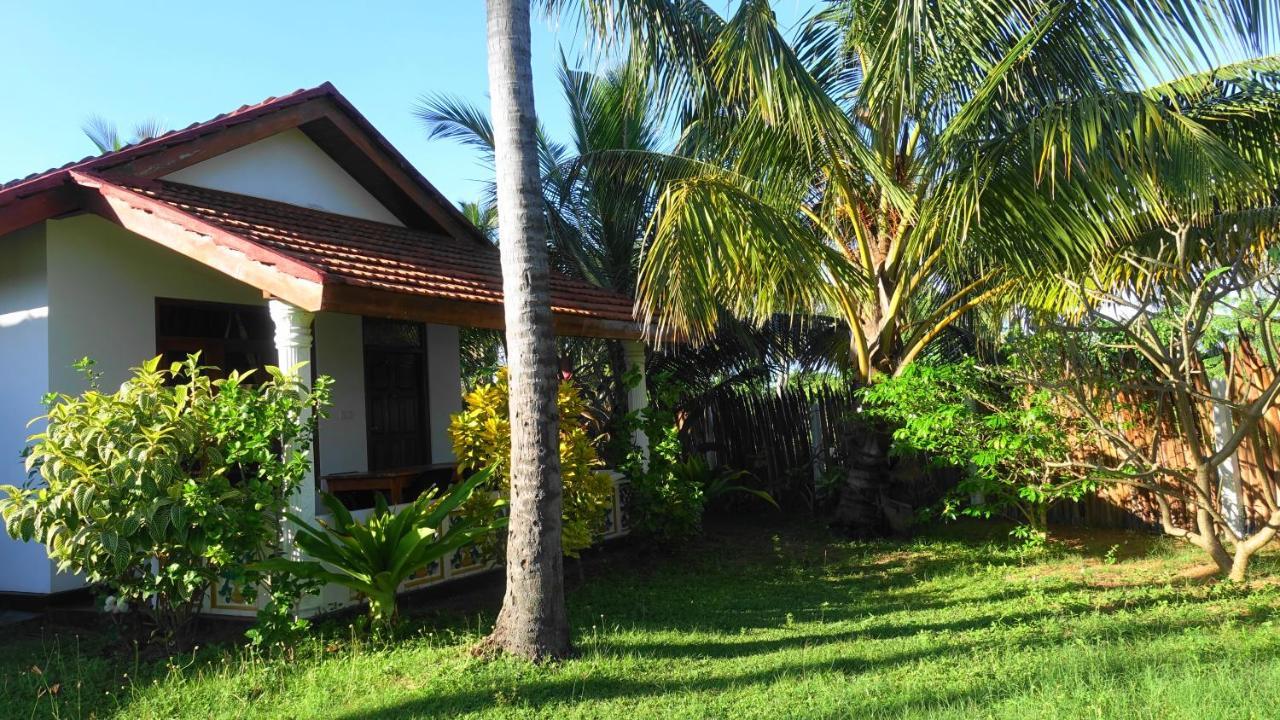 Regina Beach Bungalow Trincomalee Bagian luar foto