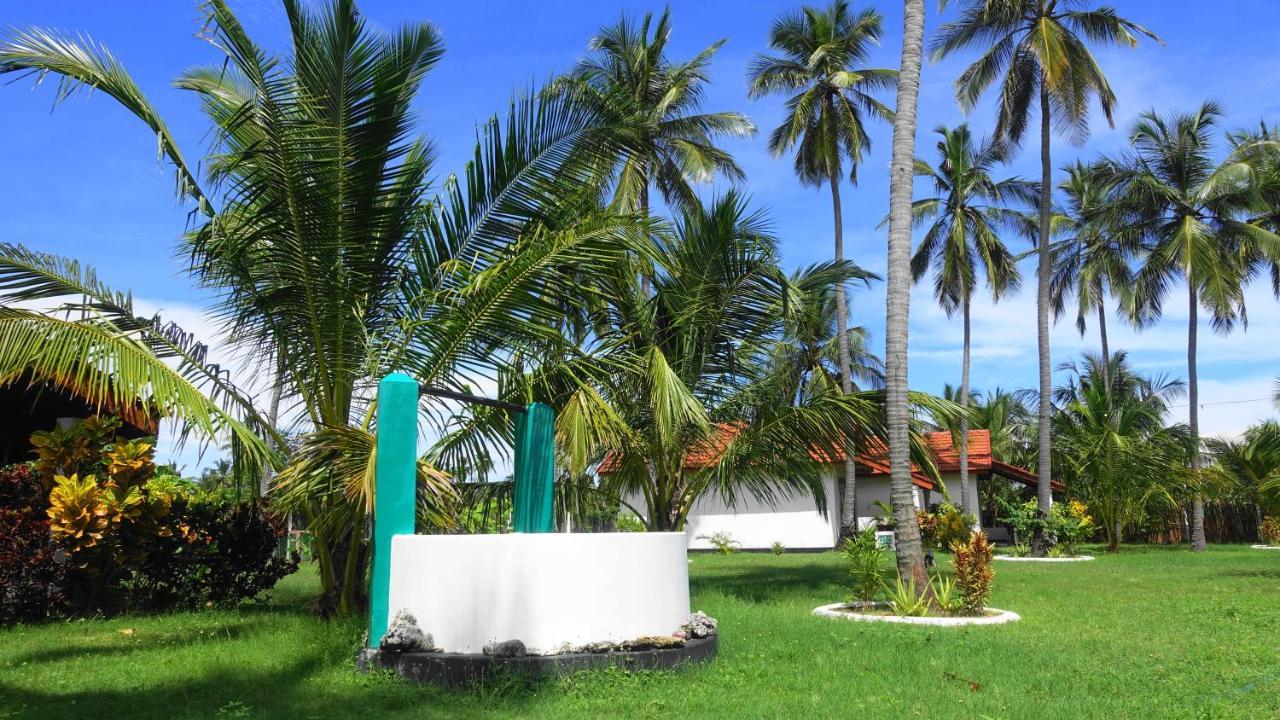 Regina Beach Bungalow Trincomalee Bagian luar foto