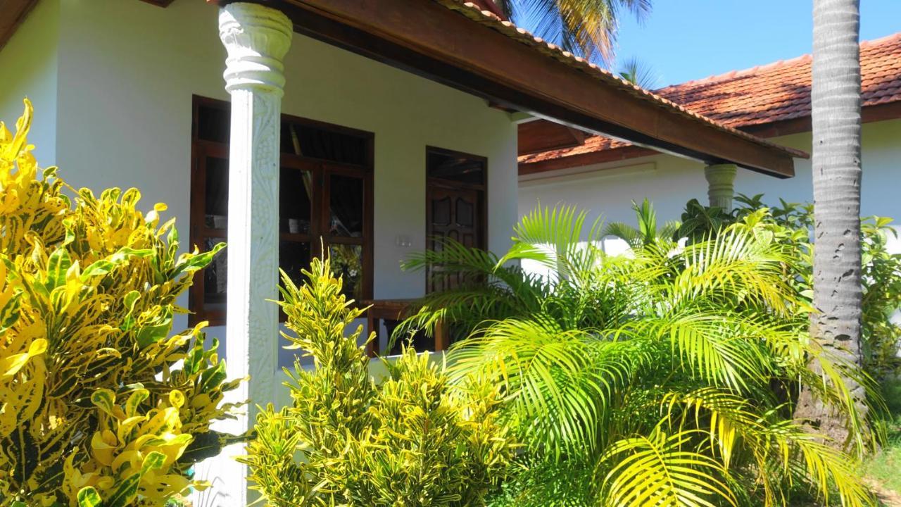Regina Beach Bungalow Trincomalee Bagian luar foto