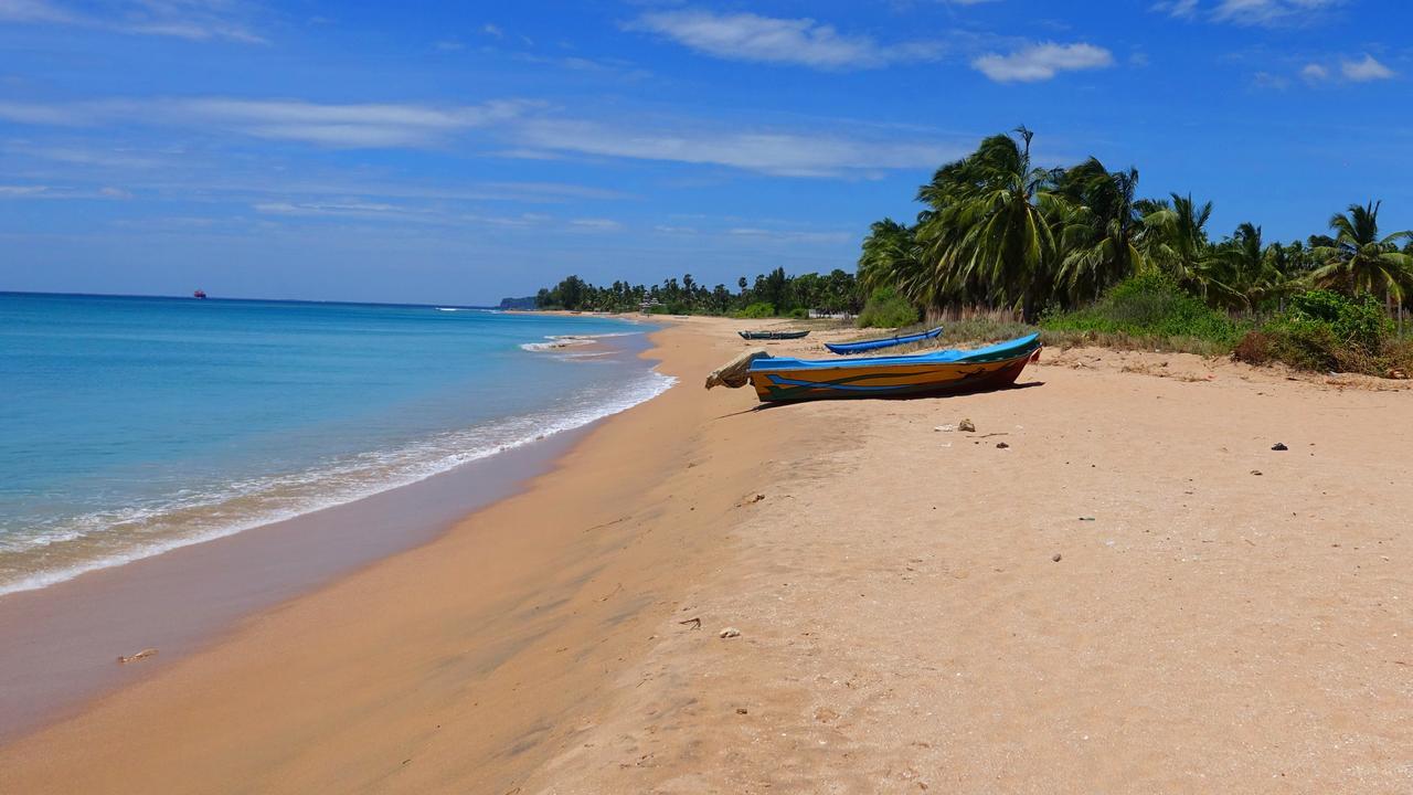 Regina Beach Bungalow Trincomalee Bagian luar foto