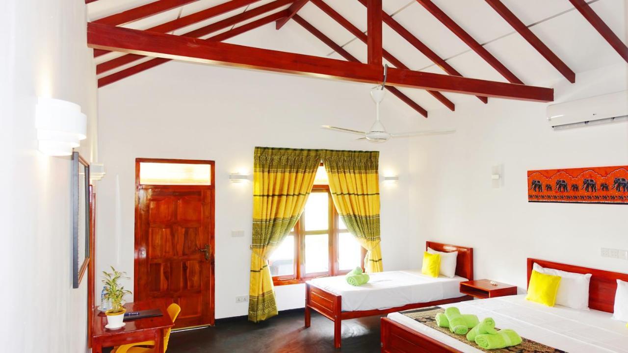 Regina Beach Bungalow Trincomalee Bagian luar foto