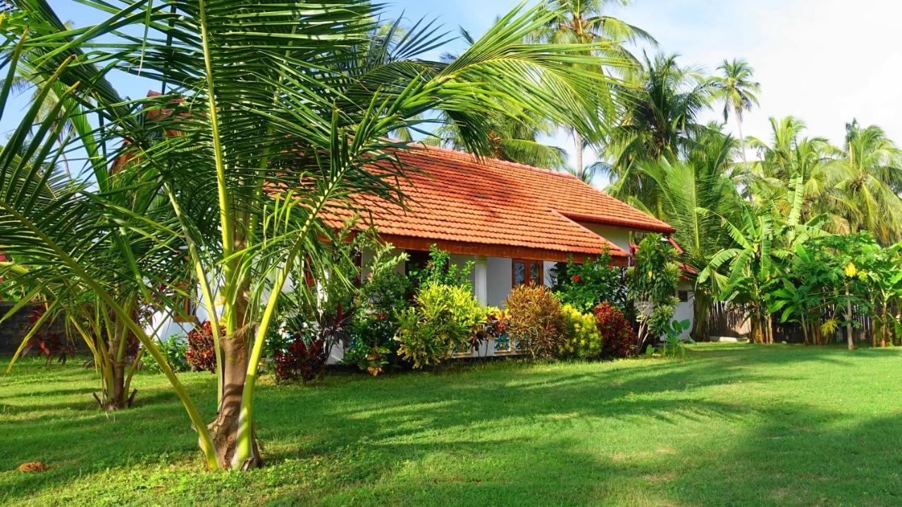 Regina Beach Bungalow Trincomalee Bagian luar foto